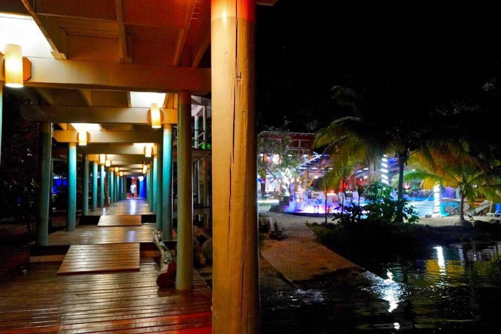 The Dock Resort Over Water Retreat West End Buitenkant foto