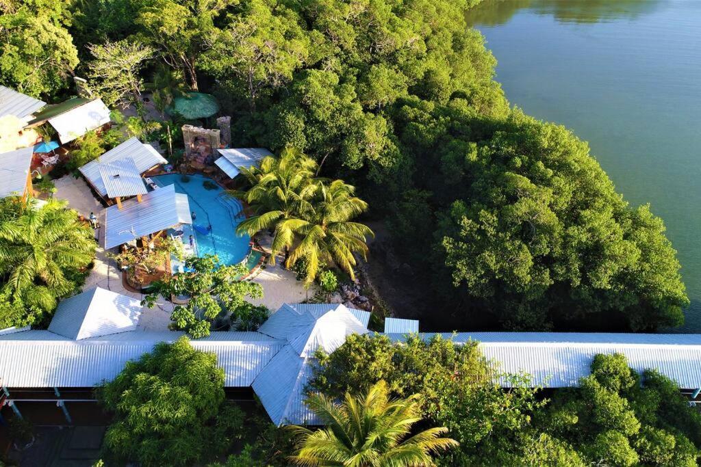 The Dock Resort Over Water Retreat West End Buitenkant foto