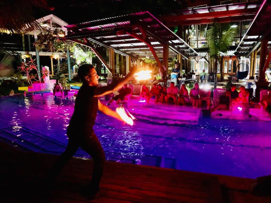 The Dock Resort Over Water Retreat West End Buitenkant foto