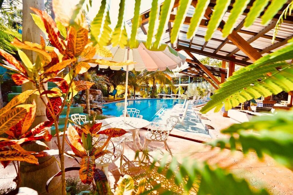 The Dock Resort Over Water Retreat West End Buitenkant foto