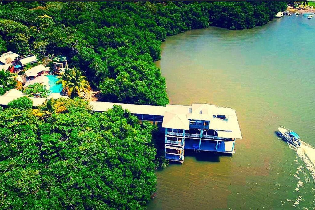 The Dock Resort Over Water Retreat West End Buitenkant foto