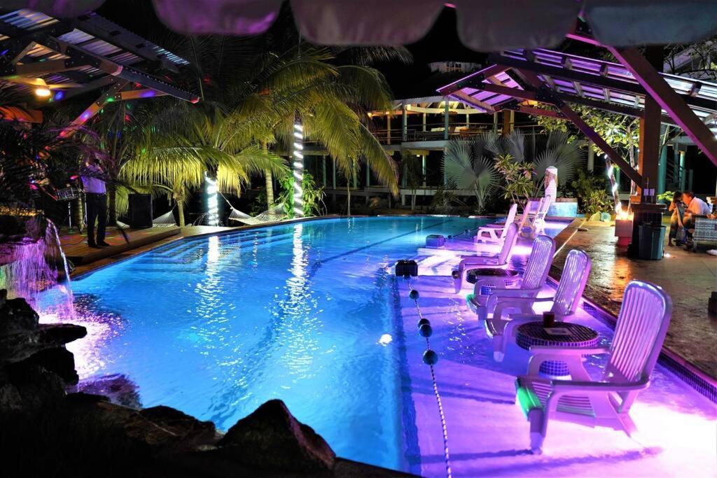 The Dock Resort Over Water Retreat West End Buitenkant foto