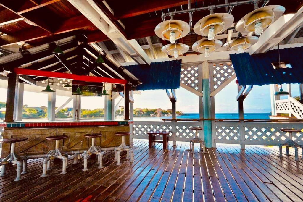 The Dock Resort Over Water Retreat West End Buitenkant foto